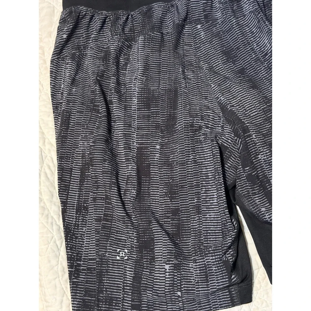 Lululemon The Short Lined Men M Black Grey Linear Glitch Athletic Training Gym